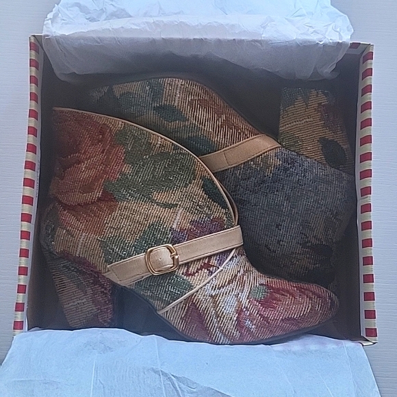 Bait Henderson Floral Booties - Picture 7 of 7